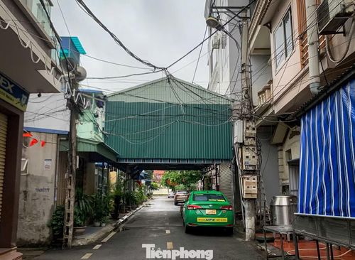 Hiện trên địa bàn có khoảng 18 cơ sở y tế nằm ở vị trí trung tâm khu dân cư, có thể chuyển đổi công năng thành nơi sinh hoạt cộng đồng. Sau khi được bàn giao, chính quyền sẽ báo cáo cấp có thẩm quyền để thực hiện việc chuyển giao tài sản công cho tổ dân phố quản lý, sử dụng theo đúng quy định. Vụ việc “nhà văn hóa giữa ngõ” không đơn thuần về một công trình cụ thể, mà phản ánh những bất cập trong quy hoạch không gian công cộng ở địa phương sở tại.