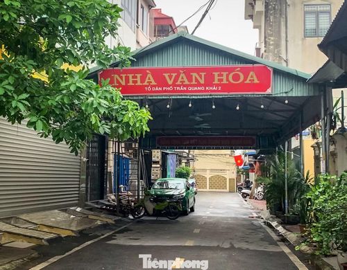 Theo ghi nhận thực tế, “nhà văn hóa” này không phải là một công trình xây dựng kiên cố theo tiêu chuẩn, mà được thiết kế dạng khung kim loại bắc ngang toàn bộ chiều rộng con ngõ, phía trên lợp mái tôn, phía dưới vẫn để khoảng trống cho người và phương tiện qua lại. Hệ thống quạt trần và đèn chiếu sáng được lắp đặt trực tiếp dưới mái tôn càng làm tăng cảm giác đây là một không gian “lai ghép” giữa lối đi công cộng và nơi sinh hoạt.