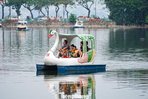 Hoạt động đạp vịt cũng là lựa chọn giải trí được nhiều gia đình ưa chuộng trong dịp nghỉ lễ.