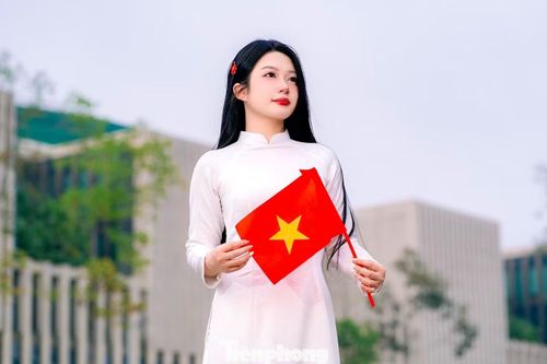 Từ sáng sớm, khi phố phường còn vắng, bạn Ngọc Ánh đã dậy sớm, trang điểm chỉn chu và dạo quanh các địa điểm nổi tiếng của Thủ đô để chụp ảnh bên lá cờ Tổ quốc. “Mình rất thích không khí Thủ đô trong những ngày nghỉ lễ, có phần vắng vẻ hơn nên việc chụp ảnh cũng trở nên thoải mái hơn", bạn Ngọc Ánh chia sẻ.