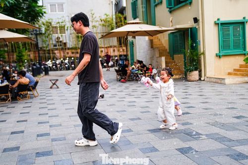 Các em nhỏ vui đùa, chạy nhảy, gương mặt luôn rạng rỡ trong tiết trời dễ chịu.