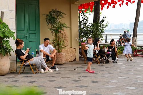 Điều kiện thời tiết thuận lợi giúp người dân thoải mái vui chơi, ngồi cà phê và tận hưởng không khí ngoài trời.