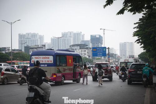 Lòng đường và vỉa hè bị chiếm dụng làm nơi trung chuyển khách, hàng hóa, khiến khu vực đường lên Vành đai 3 trước cổng Đại học Ngoại ngữ (ĐHQGHN) thường xuyên ùn tắc.