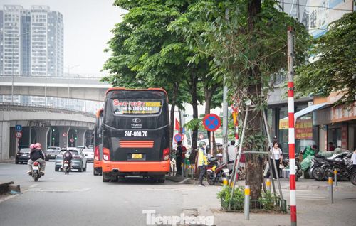 Dù có biển cấm dừng đỗ và hệ thống camera giám sát xử lý “phạt nguội”, nhiều xe vẫn dừng lại chờ đón khách.