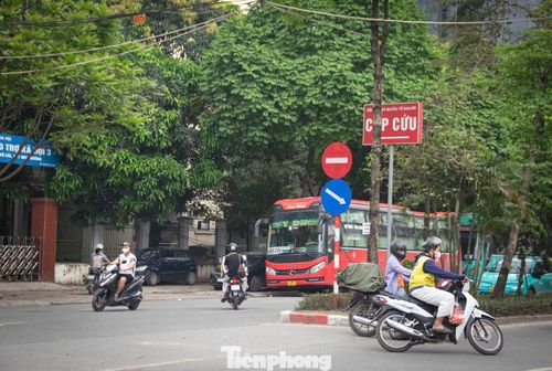 Nhiều nhà xe tận dụng lòng đường để dừng đón khách.