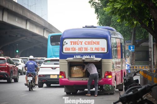Một xe khách tuyến Vĩnh Yên – Phú Thọ chạy chậm, liên tục dừng đón khách và nhận hàng trên đoạn từ Phạm Hùng đến Phạm Văn Đồng.