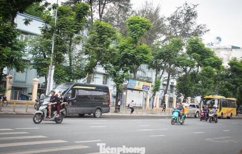 Thói quen đứng bắt xe dọc đường của một bộ phận người dân vô tình tiếp tay cho tình trạng xe khách dừng đón trả khách sai quy định tái diễn. Trong dịp nghỉ lễ, nguy cơ ùn tắc và mất an toàn giao thông càng gia tăng.