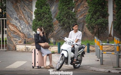 Với tâm lý ngại đi xa, không muốn vào bến xe, rất nhiều người dân chờ đợi bắt xe dọc đường.