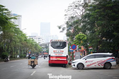 Mới đây, trước tình trạng vận tải hành khách trá hình diễn biến phức tạp, Công an Hà Nội vừa triển khai đợt cao điểm siết chặt quản lý vận tải hành khách, tập trung xóa sổ “xe dù, bến cóc” và xe tiện chuyến trá hình. Bằng việc kết hợp tuần tra cơ động với giám sát công nghệ, lực lượng chức năng quyết tâm xử lý tình trạng xe khách dừng đón trả khách giữa tuyến, gây mất trật tự giao thông tại các khu vực trọng điểm.