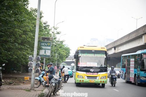 Trong 30 phút có mặt tại lối vào cao tốc trên đường Phạm Văn Đồng – Phạm Hùng (gần Bến xe Mỹ Đình), PV ghi nhận gần 20 trường hợp phương tiện dừng đón khách dọc đường. Dù có biển cấm dừng đỗ, nhiều xe khách và xe chở hàng vẫn đón khách, xếp dỡ hàng hóa ngay dưới lòng đường.