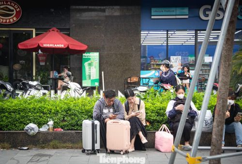 Tay xách nách mang đồ đạc chờ tại điểm hẹn trên đường Phạm Hùng, anh Trần Văn Minh (quê Bắc Kạn) chia sẻ: “Tôi chọn đi xe ghép vì được đưa đón tận nơi, không phải chen lấn vào bến mua vé rồi đi thêm xe ôm về nhà. Dù chờ dọc đường hơi bụi bặm, nhưng bù lại khá linh hoạt và tiện lợi”..