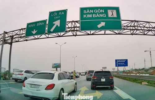 Để giảm mật độ xe vào cao tốc, tránh ùn ứ kéo dài, trong sáng và chiều 25/4, CSGT đã nhiều lần đóng một phần cao tốc, điều tiết xe đi sang QL1.