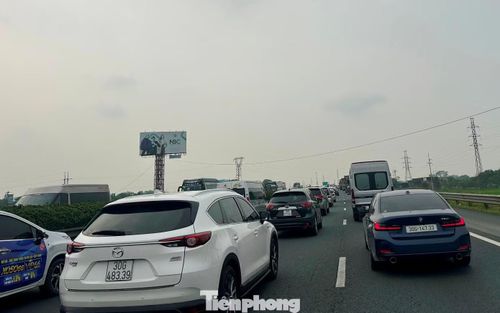 Trên cao tốc Pháp Vân - Cầu Giẽ 3 làn xe của tuyến đường chiều Hà Nội - Phú Xuyên, nhiều đoạn ô tô nối đuôi nhau di chuyển chậm.