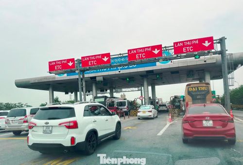 Trên cao tốc Cầu Giẽ - Ninh Bình, ùn tắc cũng xảy ra tại trạm thu phí Cao Bồ (cuối tuyến).