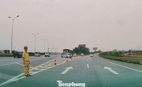 Sáng và trưa nay, đầu lối vào cao tốc Cầu Giẽ - Ninh Bình được CSGT ngăn lại để giảm xe đi vào. Các xe được điều tiết, hướng dẫn sang QL1. Trong chiều và tối 25/4, Cục CSGT thực hiện phân luồng từ xa để điều tiết xe vào cao tốc và QL1 cho phù hợp, tránh ùn ứ kéo dài.