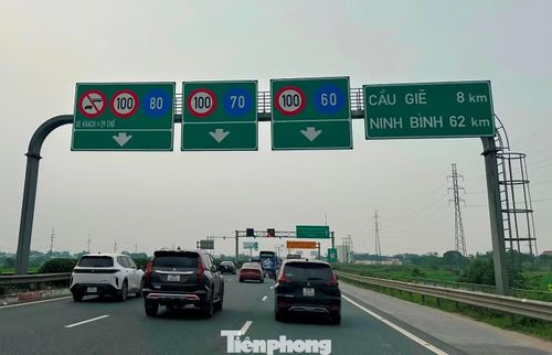 Tuyến cao tốc Bắc Nam từ Hà Nội về Nghệ An nhiều đoạn quy định chạy đến 100km/h. Thế nhưng hôm nay, các xe nối đuôi nhau di chuyển chậm.