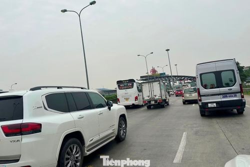 Thời điểm trưa và chiều 25/4, trên cao tốc Pháp Vân - Cầu Giẽ nhiều lúc xe gần như đứng im vì ùn tắc.