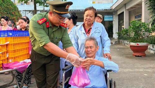 Đoàn viên thanh niên Công an tỉnh An Giang trao suất ăn tận tay cho người bệnh lớn tuổi tại Bệnh viện Y dược cổ truyền Kiên Giang.