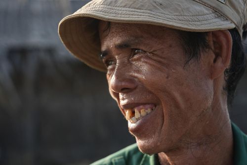 Diêm dân Nguyễn Văn Cân - hơn 30 năm tuổi nghề thủ thỉ rằng nghề này không ai dạy bằng sách, phải làm rồi mới biết