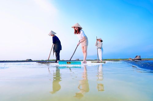 Du khách trải nghiệm làm diêm dân trên cánh đồng muối Lý Nhơn