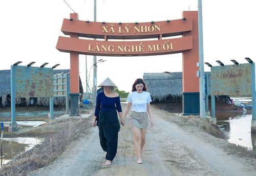 Làng nghề muối Lý Nhơn đang thu hút các bạn trẻ đến trải nghiệm làm diêm dân