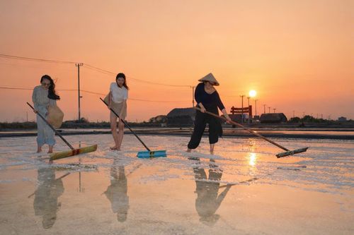 Hoàng hôn ở cánh đồng muối Lý Nhơn