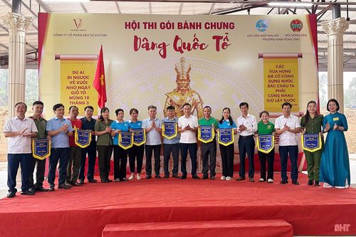 Tham gia hội thi có 9 đội đến từ các chi hội phụ nữ, chi hội nông dân, cơ quan, doanh nghiệp trên địa bàn phường Nam Hồng Lĩnh và các phòng: Tổ chức cán bộ, Cảnh sát Thi hành án dân sự và Hỗ trợ tư pháp (Công an tỉnh). Trong ảnh: Lãnh đạo phường Nam Hồng Lĩnh tặng cờ lưu niệm cho các đội tham gia hội thi.