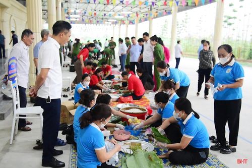 Tham gia hội thi, mỗi đội sẽ gói và nấu 70 chiếc bánh chưng. Trong thời gian từ 7h30 đến 15h cùng ngày, các đội sẽ thực hiện gói và nấu gần 650 chiếc bánh chưng.