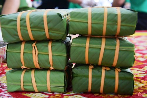 Bánh được cho vào nồi để nấu chín trong thời gian 7-8h.