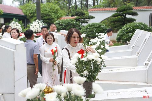 Bằng tấm lòng thành kính tri ân, du khách dâng lên mộ 10 nữ liệt sĩ TNXP những đóa hoa tươi thắm.