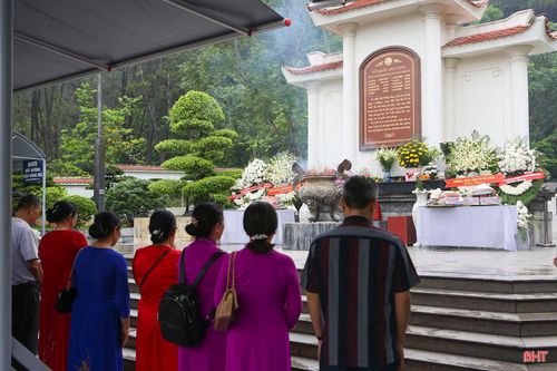 Các đoàn khách thực hiện nghi lễ dâng hương tại khu mộ 10 nữ liệt sĩ TNXP Ngã ba Đồng Lộc.