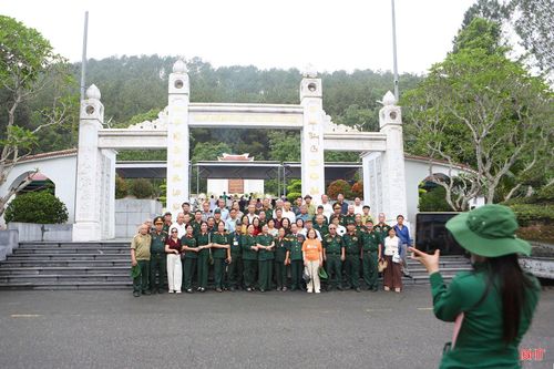 Cùng với dâng hương, hoa, du khách đã tranh thủ ghi lại những bức hình lưu niệm khi về với địa chỉ đỏ.