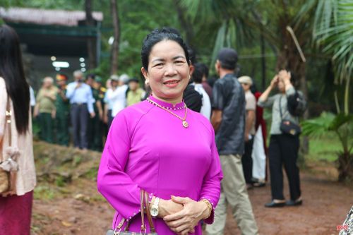 Bà Bùi Thị Nga (du khách từ Bắc Ninh) bày tỏ: "Đây là lần tôi trở lại Ngã ba Đồng Lộc sau 10 năm nhưng niềm xúc động, biết ơn sự hy sinh anh dũng của các anh hùng liệt sĩ vẫn như vẹn nguyên. Tôi thấy khu di tích, nhất là khu mộ 10 liệt nữ TNXP được chăm sóc rất chu đáo".