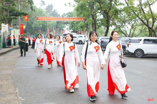 Từ khu vực nhà bia tưởng niệm liệt sĩ TNXP toàn quốc đến khu mộ 10 nữ liệt sĩ TNXP Ngã ba Đồng Lộc đều nhộn nhịp bước chân du khách mọi miền.