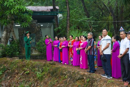 Bên chứng tích hố bom, du khách xúc động nghe hướng dẫn viên thuyết minh về sự hy sinh anh dũng của 10 cô gái TNXP, Tiểu đội 4, Đại đội 552 (Tổng đội 55 TNXP Hà Tĩnh), do chị Võ Thị Tần làm Tiểu đội trưởng.