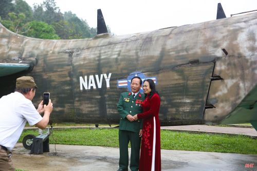 Du khách tham quan bảo tàng trưng bày các hiện vật chiến tranh trong khuôn viên khu di tích.