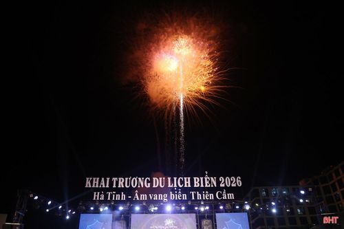 Sau chương trình nghệ thuật là màn bắn pháo hoa đặc sắc chào mừng thành công lễ khai trương. Với 130 giàn, màn bắn pháo hoa kéo dài 15 phút mang đến cho khán giả những khoảnh khắc đẹp, mở ra nhiều kỳ vọng về một mùa du lịch thắng lợi.