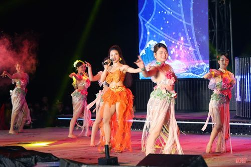 Phần 2 "Khát vọng biển xanh" được mở đầu với điệu nhảy sôi động qua tiết mục "Khúc hát Samba" do Trang Nhung và vũ đoàn Lavender biểu diễn.