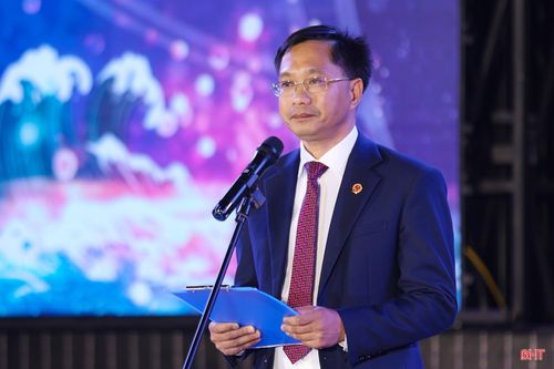 Ông Võ Tá Nhân - Chủ tịch UBND xã Thiên Cầm, Trưởng ban Tổ chức Lễ khai trương du lịch biển Hà Tĩnh năm 2026 phát biểu khai mạc.