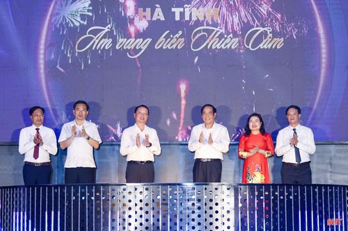 Các đồng chí lãnh đạo Trung ương và lãnh đạo tỉnh thực hiện nghi thức ấn nút khai trương mùa du lịch biển Hà Tĩnh năm 2026.