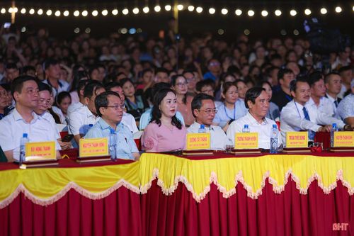 Các đại biểu tham dự chương trình.