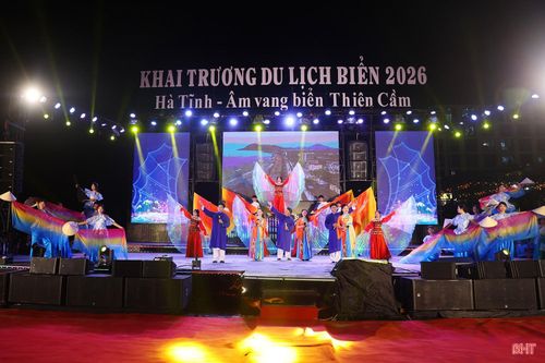Mở đầu chương trình nghệ thuật là tổ khúc dân ca "Thiên Cầm - Cung đàn biển vang mãi ngàn năm" do Nghệ nhân dân gian Văn Sang và tập thể diễn viên CLB Dân ca ví, giặm xã Thiên Cầm biểu diễn.