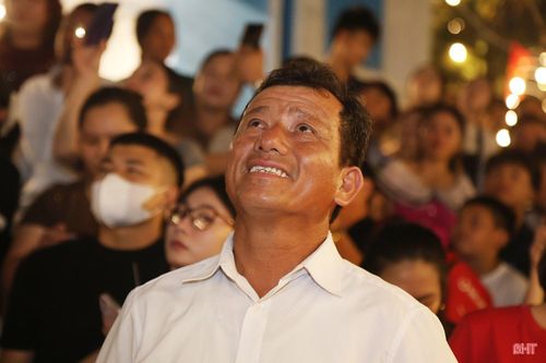 Người dân hào hứng chiêm ngưỡng màn bắn pháo hoa chào mừng khai trương du lịch biển Hà Tĩnh năm 2026.
