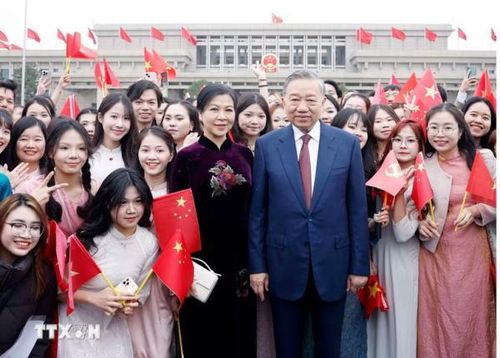 Tổng Bí thư, Chủ tịch nước Tô Lâm và phu nhân gặp gỡ đại diện kiều bào, lưu học sinh Việt Nam tại Trung Quốc.