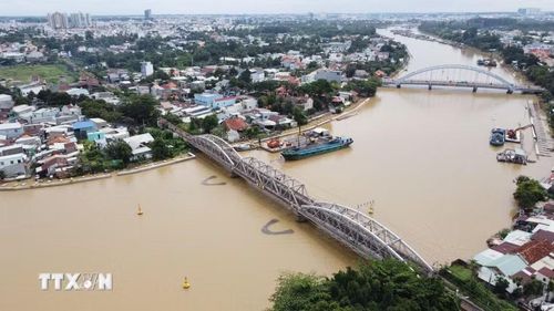 Cầu Rạch Cát được xây dựng hơn 100 năm bắc qua Cù Lao phố, thương cảng sầm uất một thời. (Ảnh: Sỹ Tuyên/TTXVN)