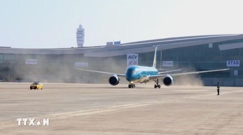Chiếc máy bay thương mại đầu tiên đáp xuống Sân bay Long Thành đánh dấu cột mốc quan trọng trong việc hoàn thiện hạ tầng và kiểm tra kỹ thuật tại cảng hàng không lớn nhất Đông Nam Á. (Ảnh: Sỹ Tuyên/TTXVN)