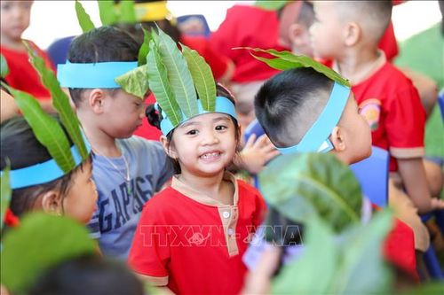 Trẻ mầm non thích thú theo dõi hoạt cảnh “Sự tích bánh chưng - bánh giầy” do các cô giáo, sinh viên biểu diễn.