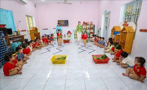 Giáo viên tổ chức trò chơi dân gian gắn với sự tích bánh chưng - bánh giầy, giúp trẻ hào hứng trải nghiệm và hiểu thêm về ý nghĩa truyền thống.