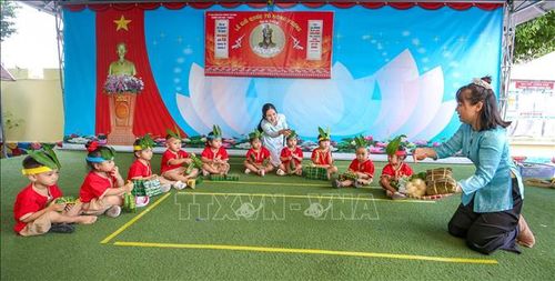 Giáo viên lồng ghép giáo dục truyền thống về các Vua Hùng cho trẻ nhà trẻ bằng hình thức trực quan, gần gũi.
