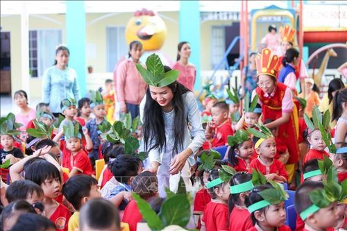 Giáo viên hướng dẫn các học sinh tạo hình chiếc nón Vua Hùng từ lá cây, mang đến trải nghiệm sinh động, giúp trẻ thêm hứng thú với các hoạt động gắn với ngày Giỗ Tổ.